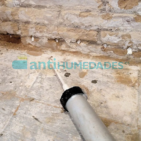 Creamsilan Gel 80-600 en vrac (20kg). Crée une barrière qui protège murs de l'intérieur, empêchant montée de l'humidité capillaire