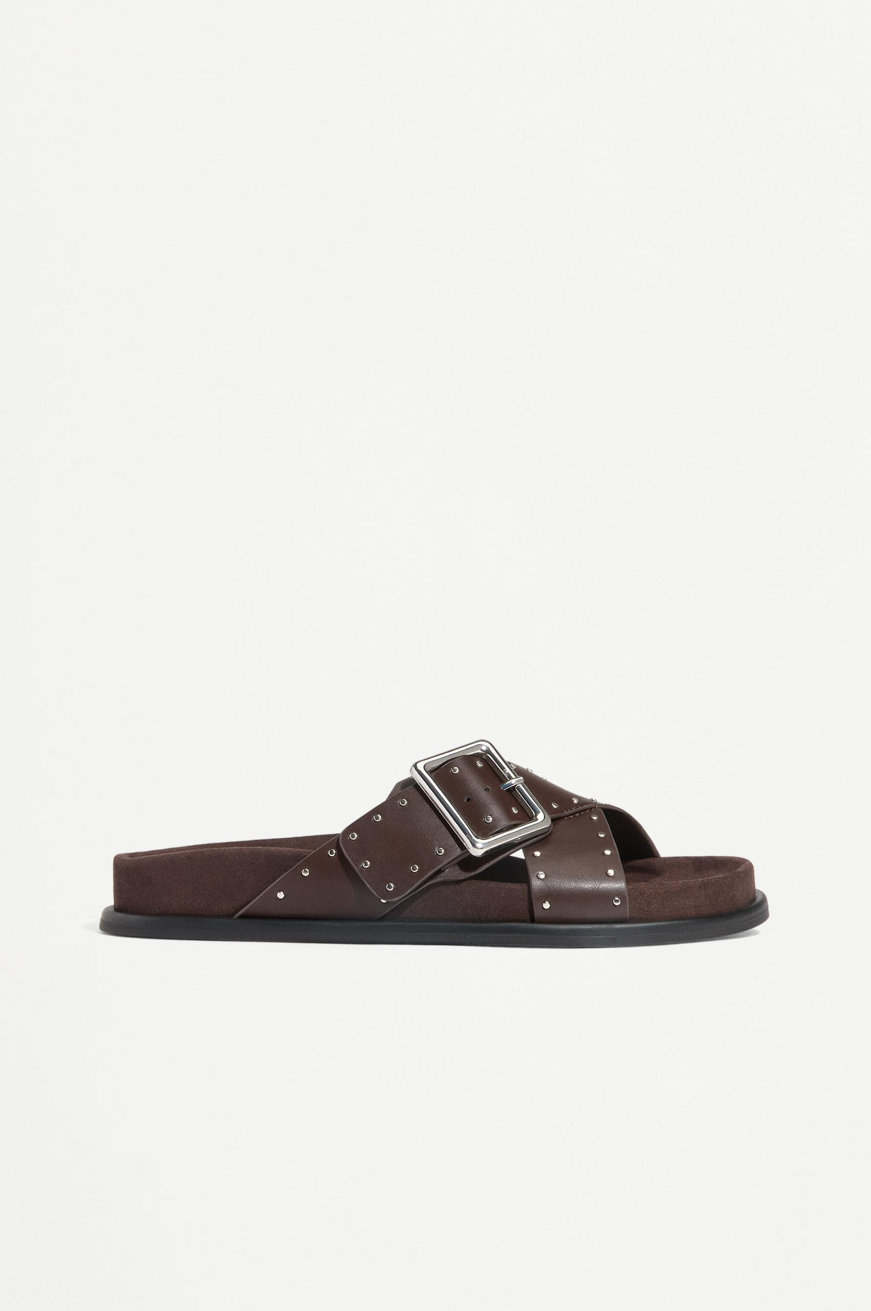 Sandalia plana tachas