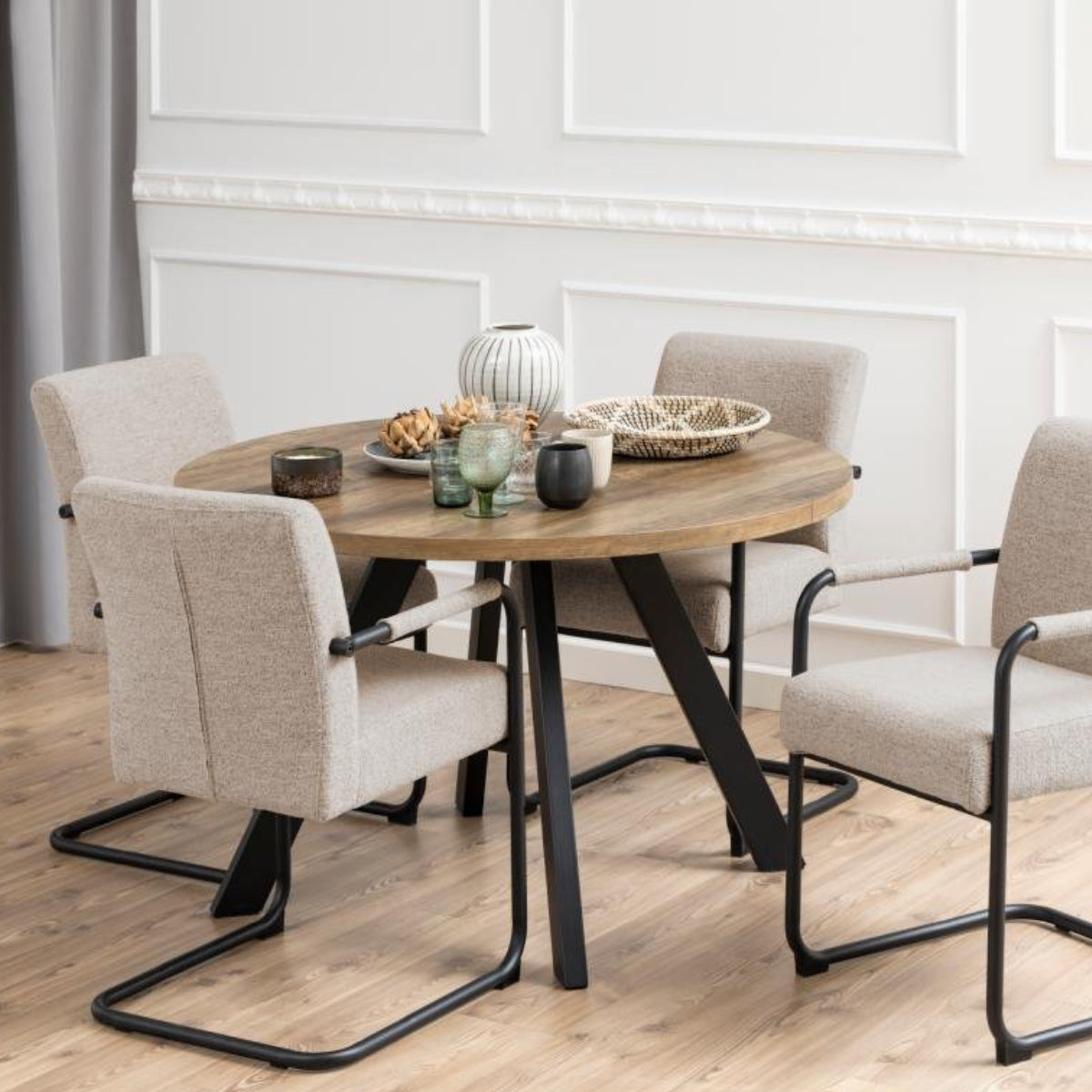 Rebellenclub Chaco Eetkamertafel - ø120 - Eiken Met Mat Zwarte Poten