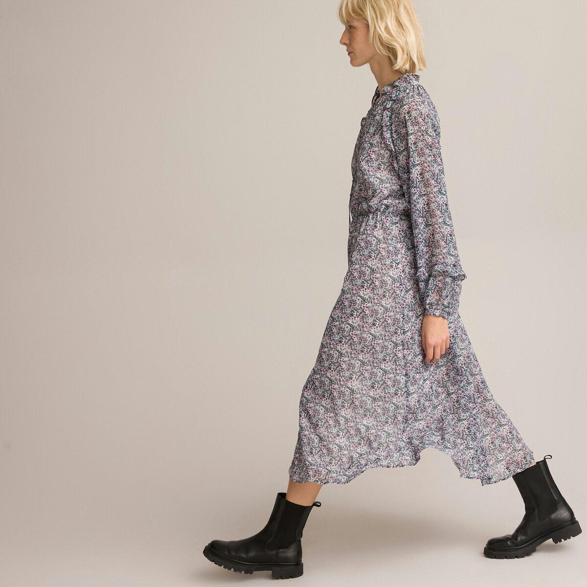 Robe longue col montant, détails volants