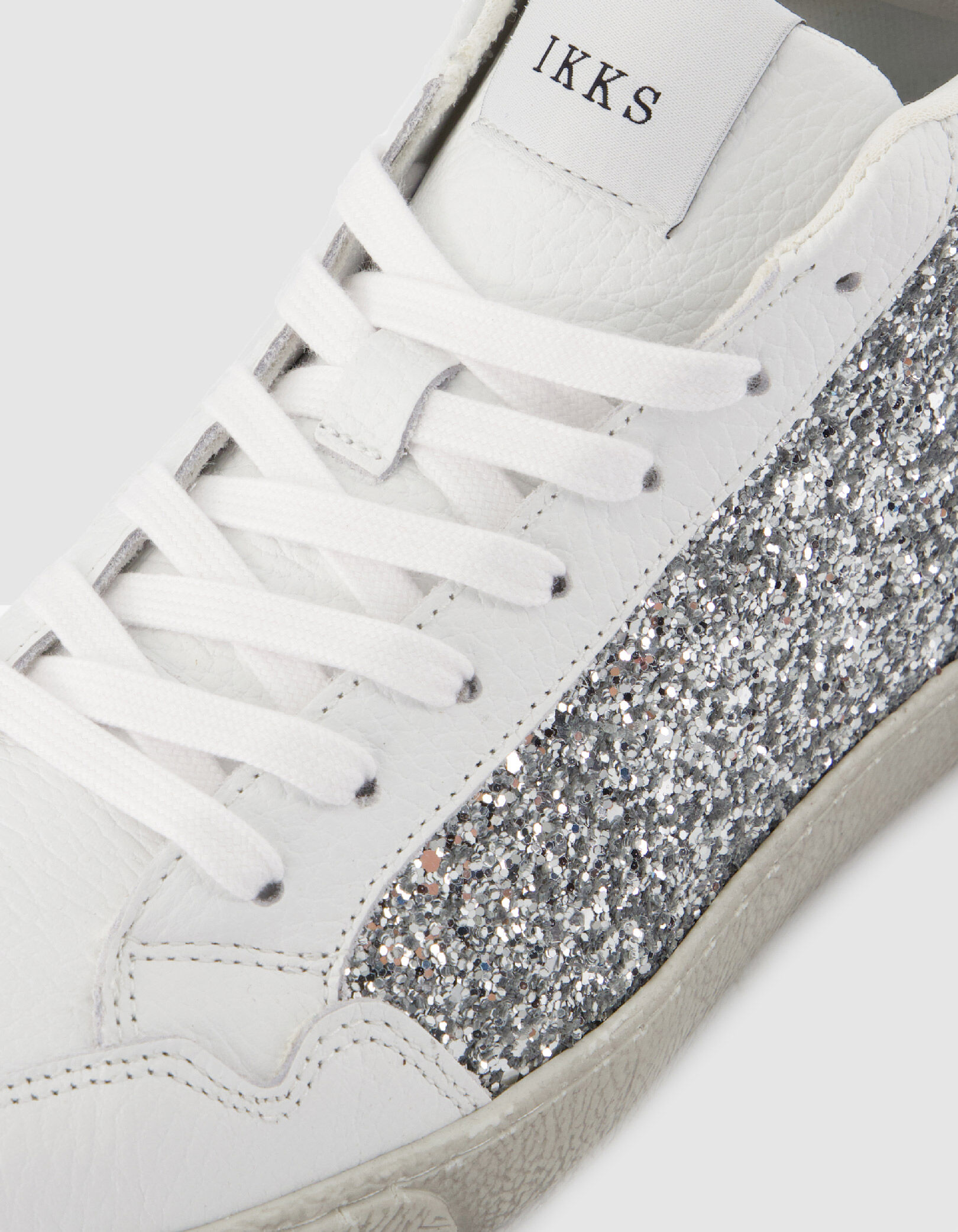 Baskets montantes blanches cuir et paillettes grises Femme