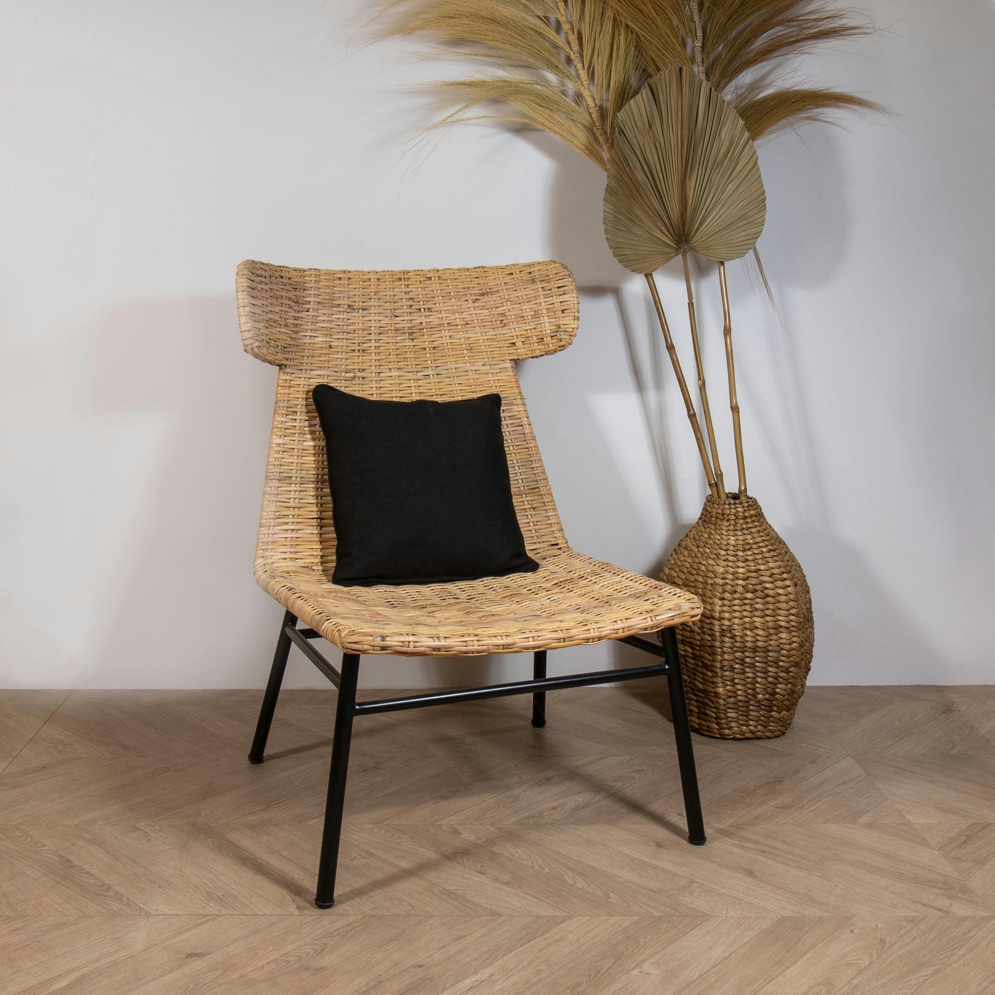 CAYO - Fauteuil haut en rotin et pieds en métal noir