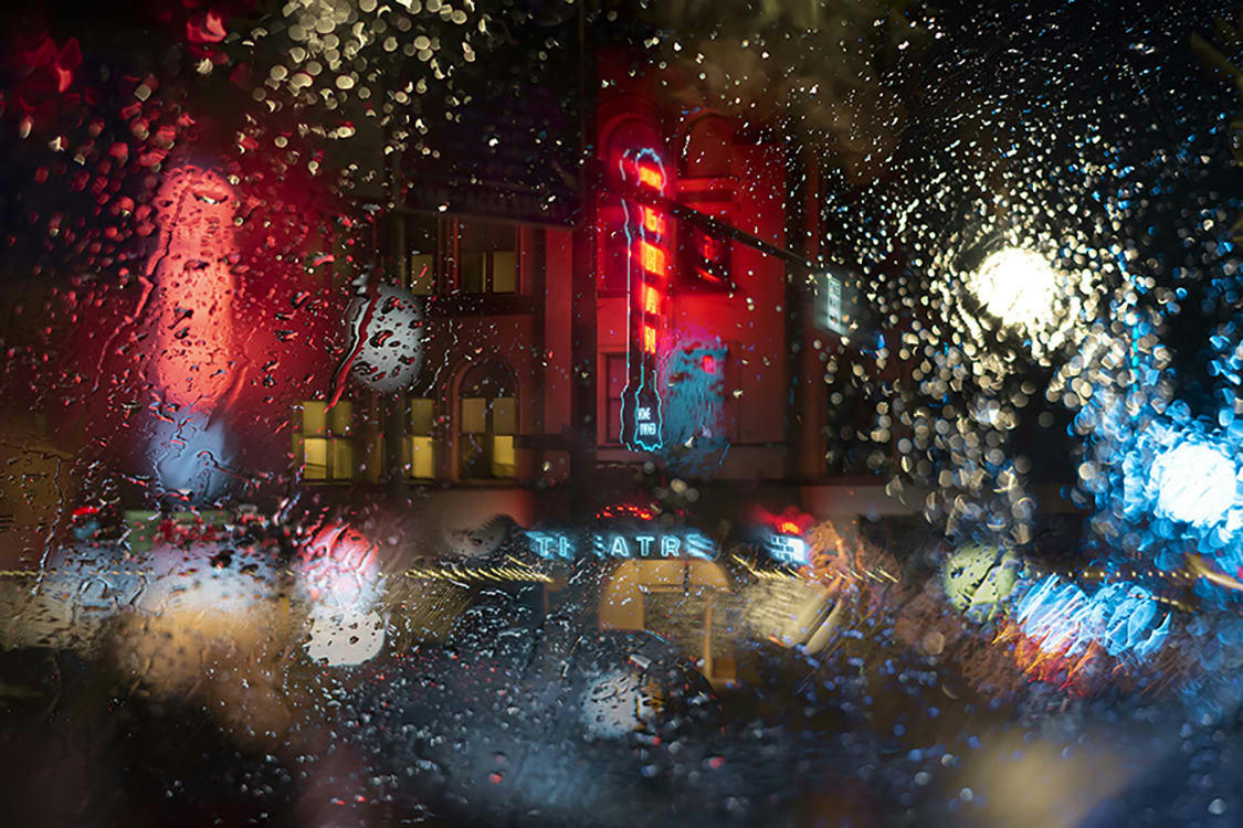 NEONS A TRAVERS LA PLUIE - Photographie d'art de Romain Farge 40x60 cm sur alu