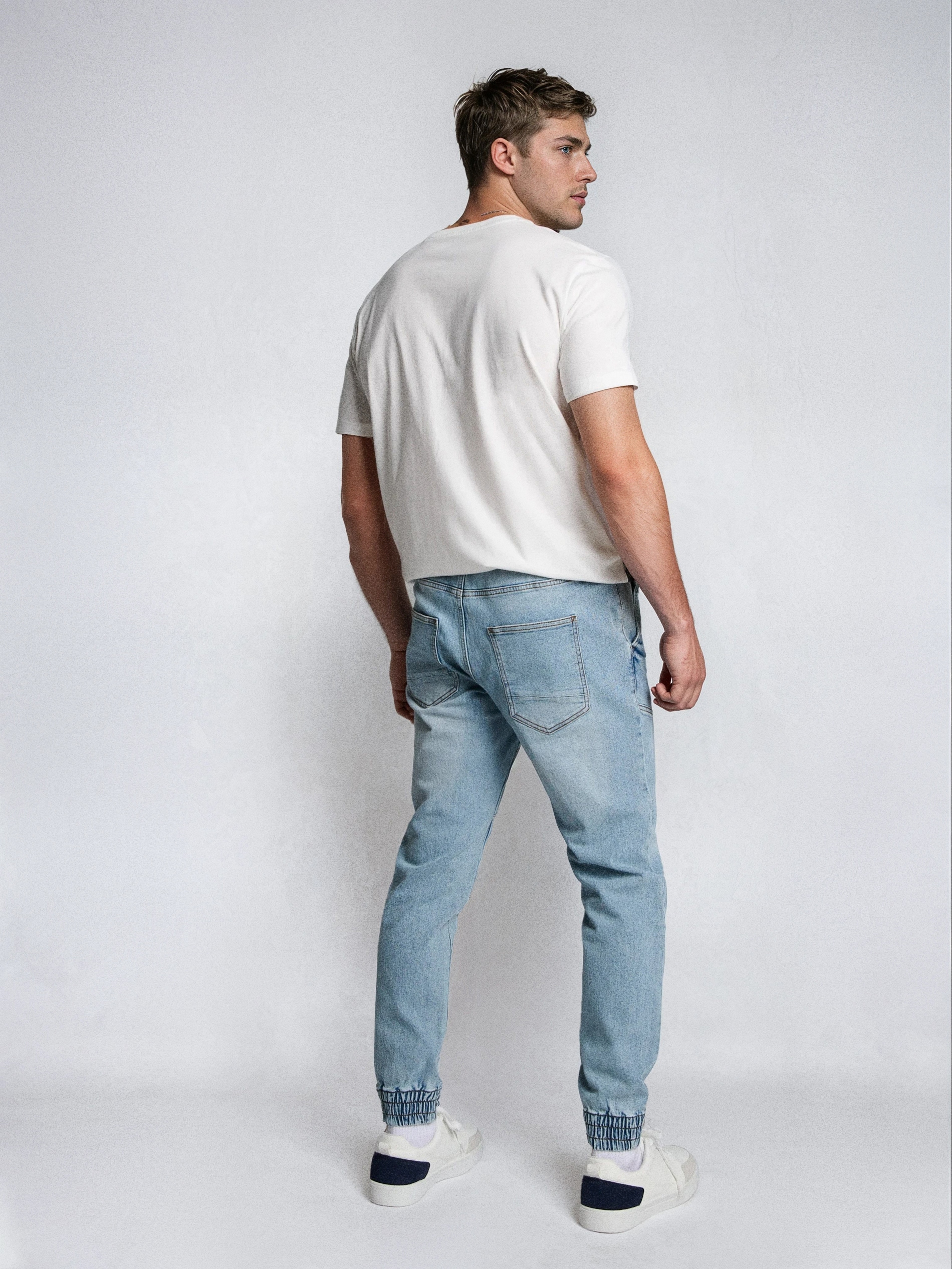Jeansy jogger z efektem sprania