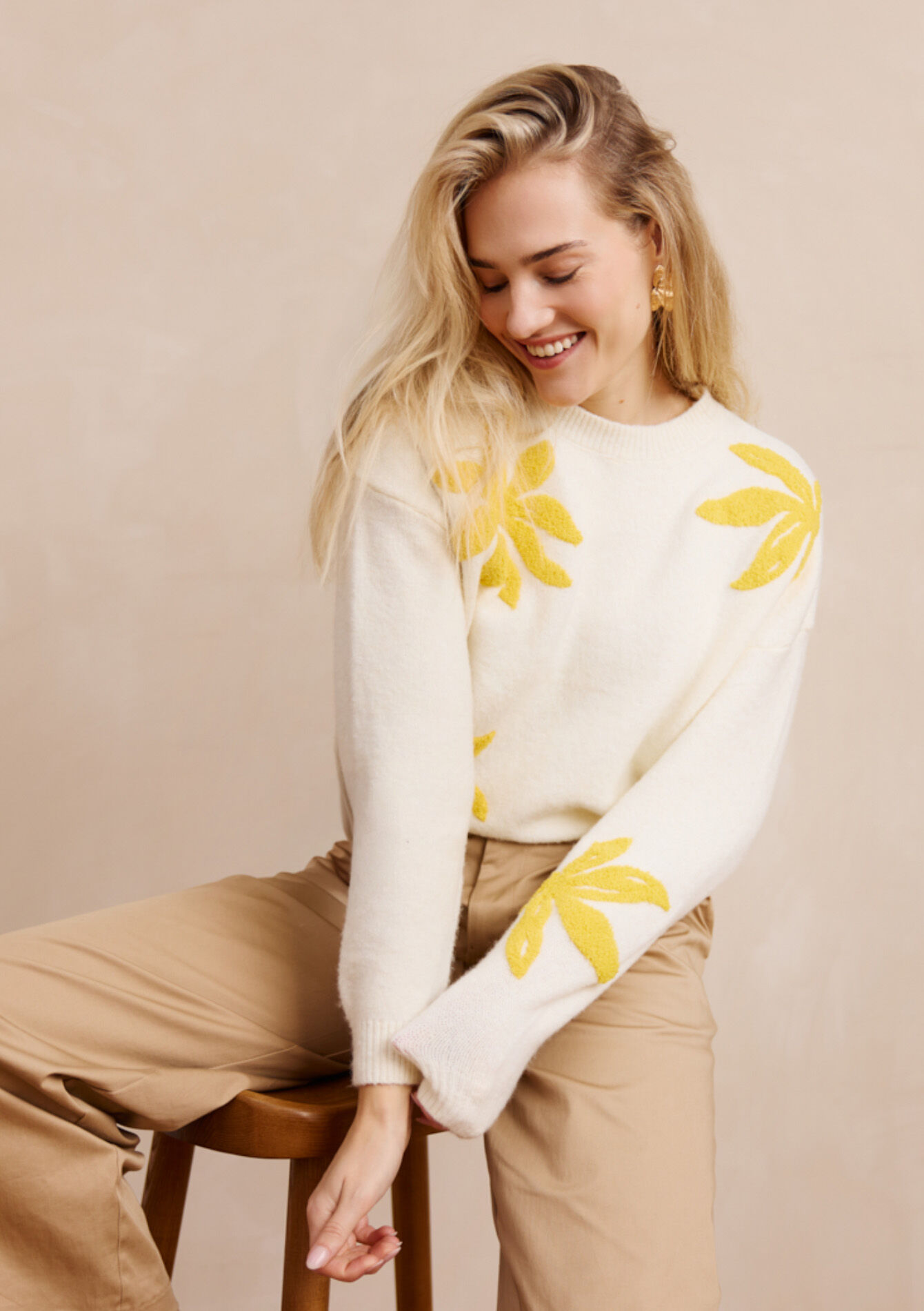 Gebreide trui met bloemenreli毛f