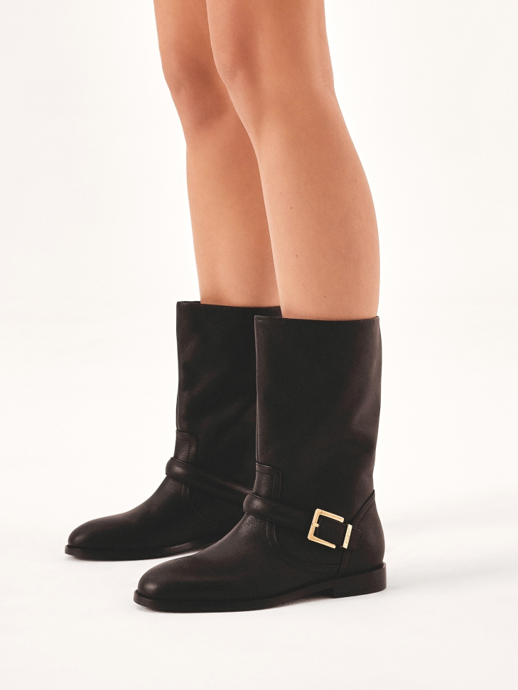 Flat slip-on boots in black leather