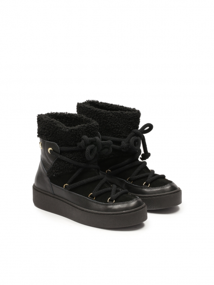 Black snow boots made of combined materials