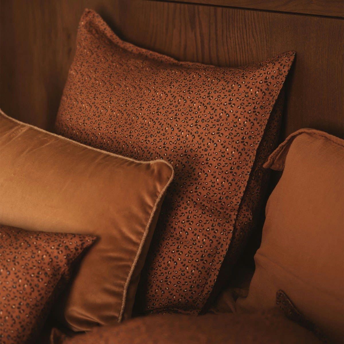 HÔTEL PARTICULIER - Taie oreiller en lin lavé imprimé léopard rouge foncé 65x65