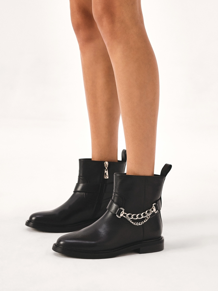 Flat zip-up boots decorated with chain