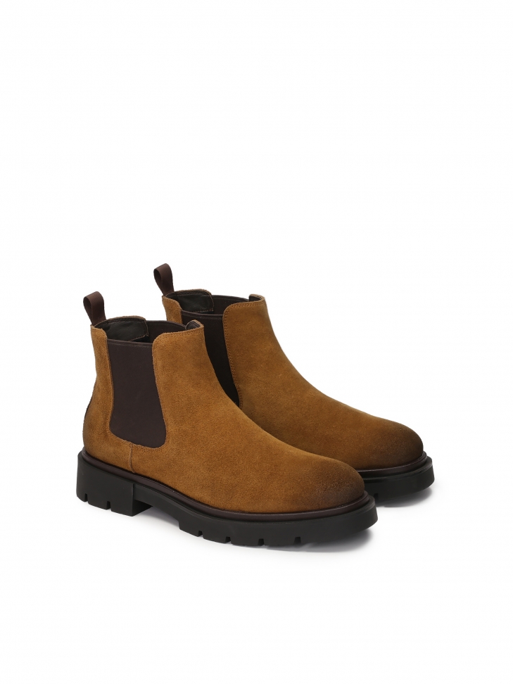 Brown suede Chelsea boots with trep sole