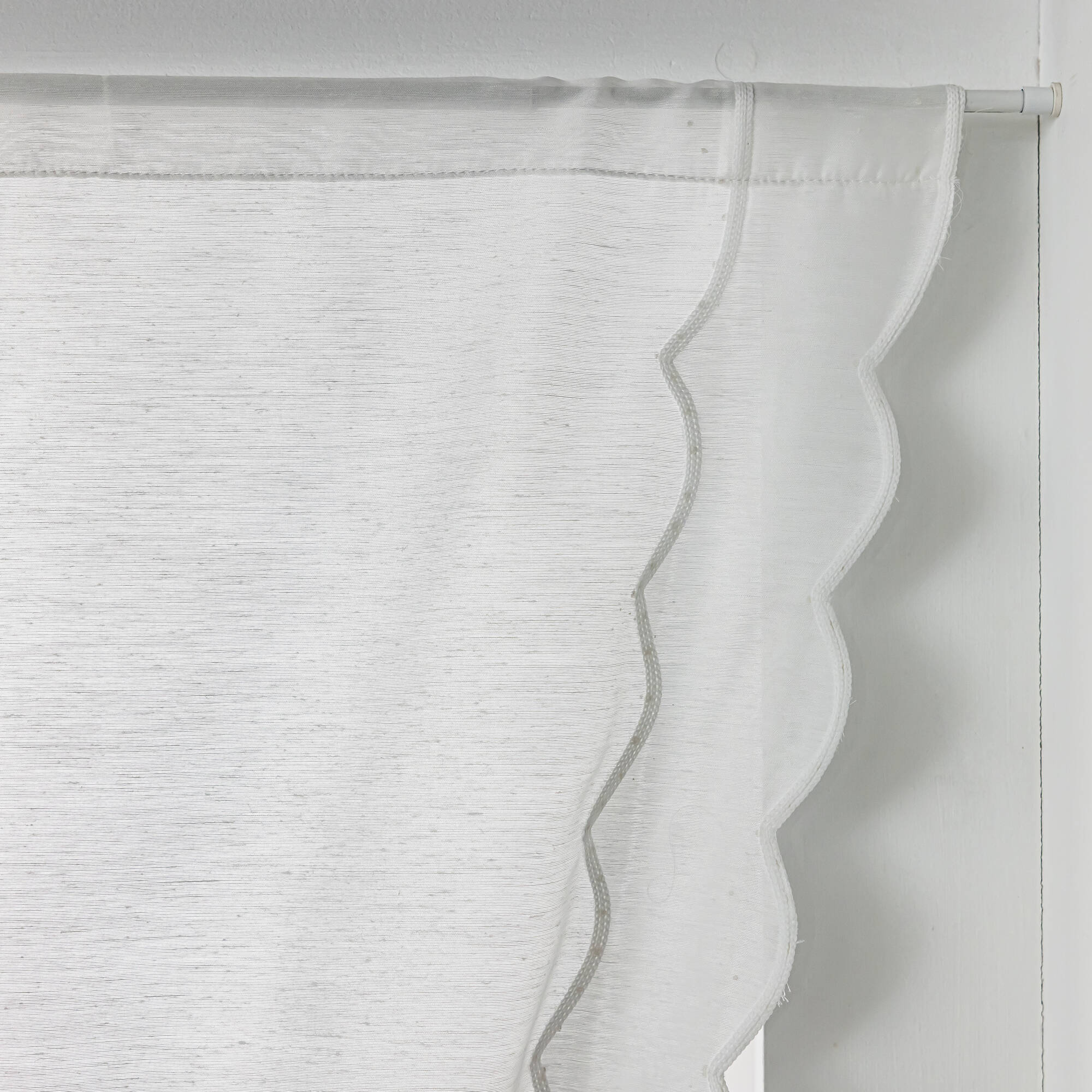 Rideau broderie Cornely finition passe-tringle embrasse assortie - la paire