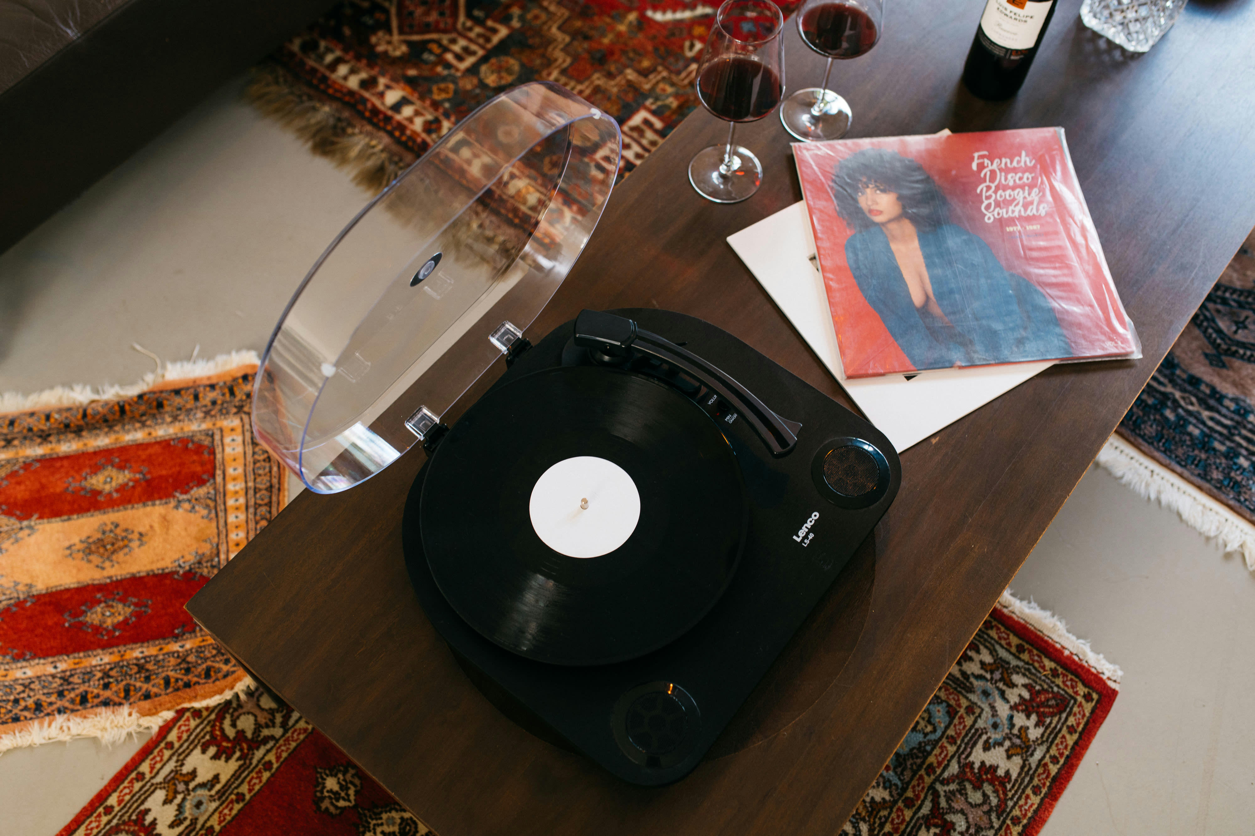 - Platine vinyle à haut-parleurs intégrés noir