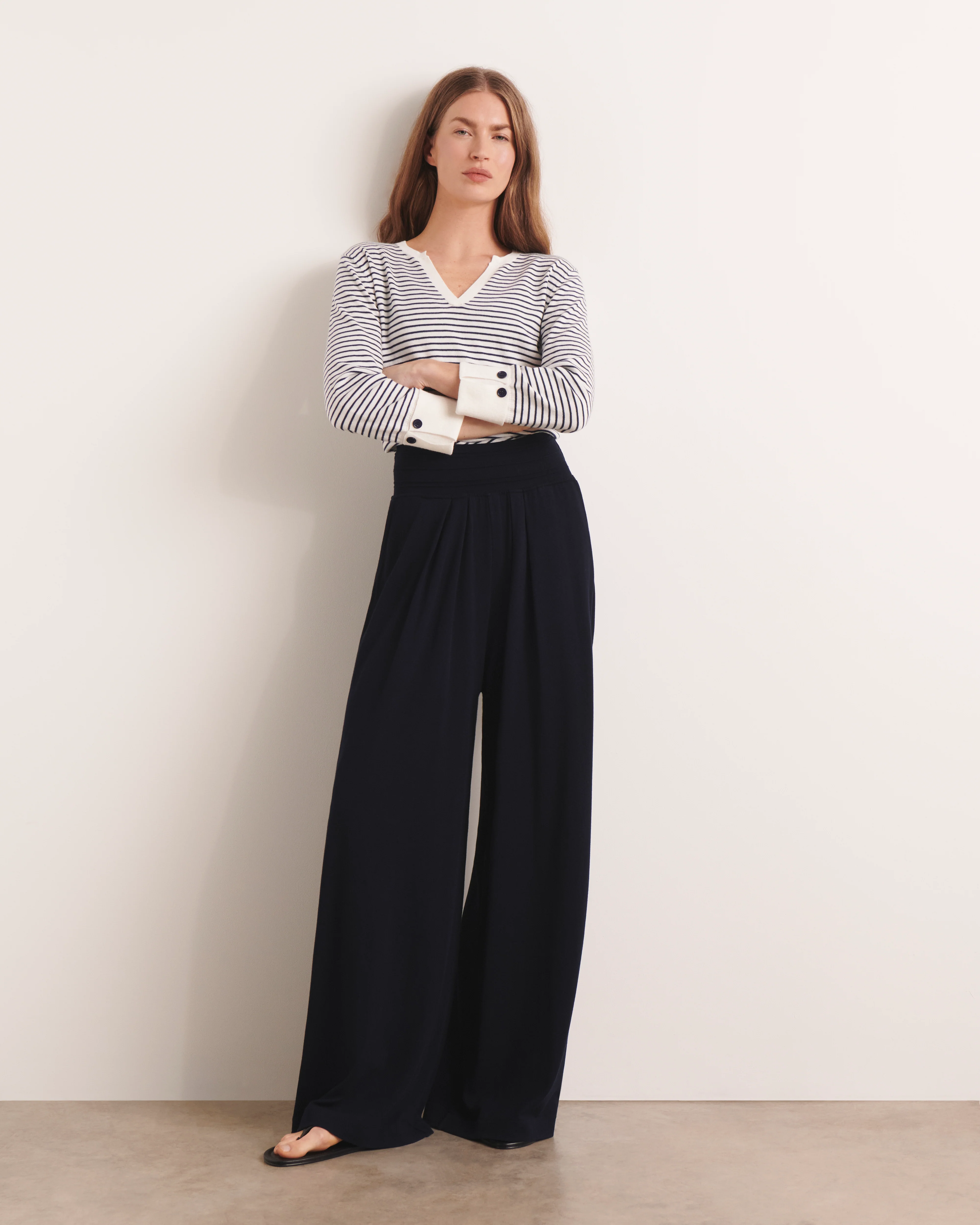 Pantalon large et fluide bleu marine en maille jersey YANG/13042/317
