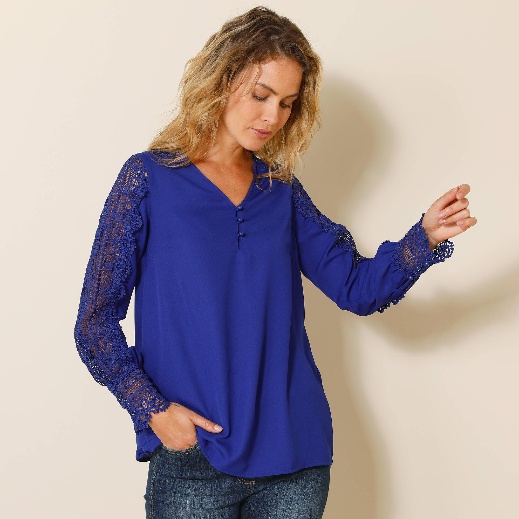 Blouse macramé col V manches longues, cr&ecirc;pe fluide