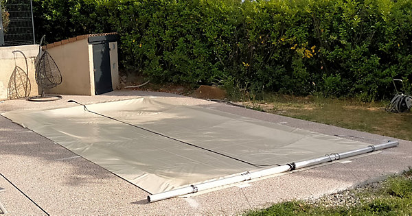 Enrouleur pour bâche Piscine enterrée - Enrouleur   Manivelle   Oeillets   Cabiclics - POOLCO