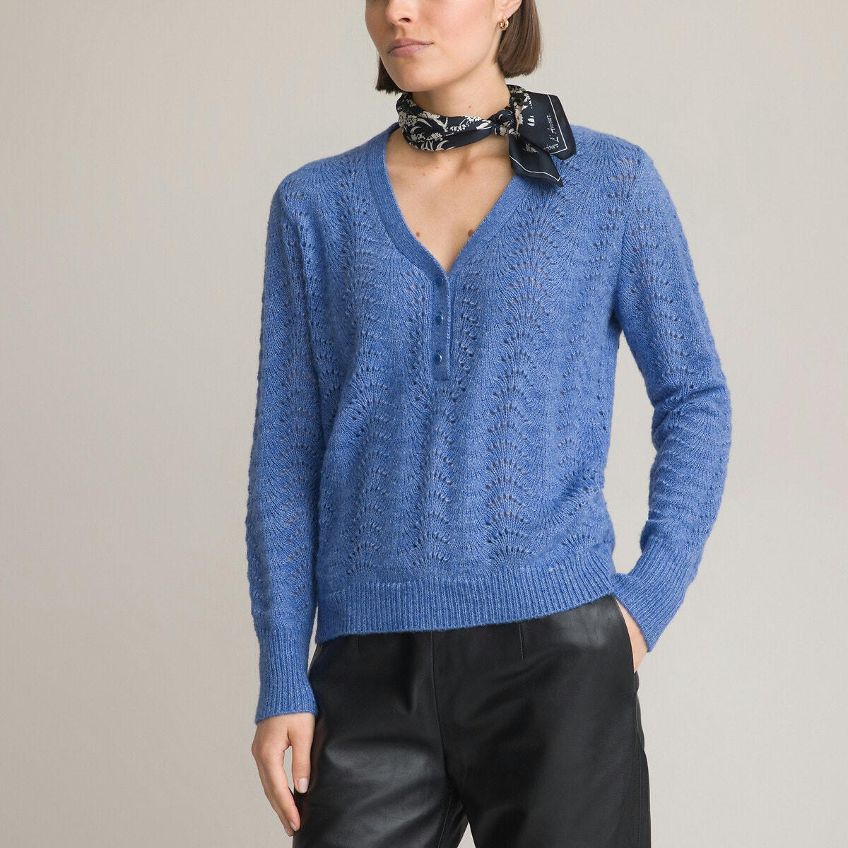 Pull col V en fine maille ajourée