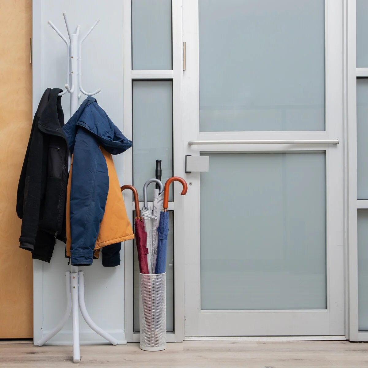 Mind Reader Network Collection, Umbrella Stand, Entryway Organizer, Reinforced Solid Rim and Base, Metal Mesh, White