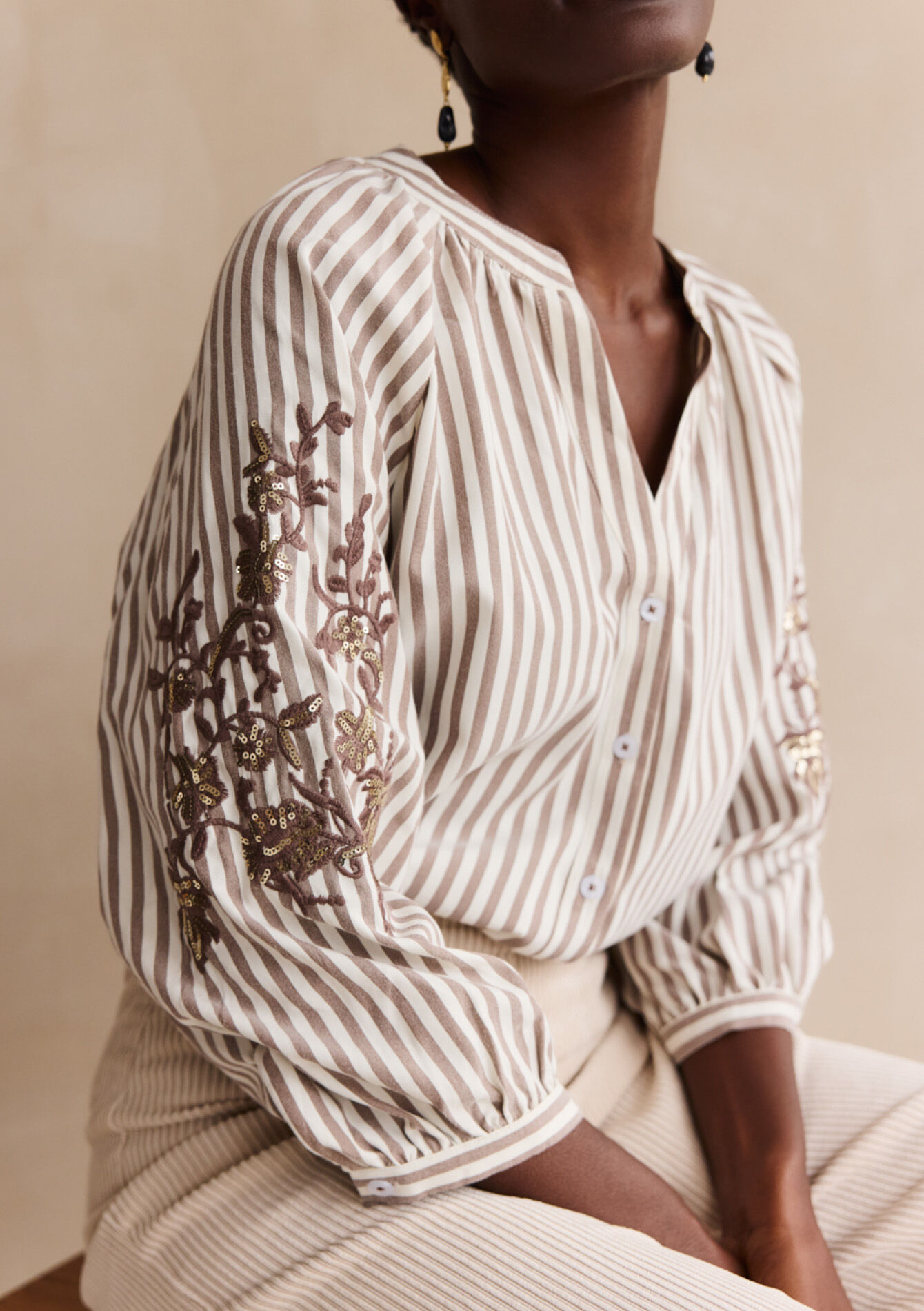 Gestreepte blouse met borduurwerk