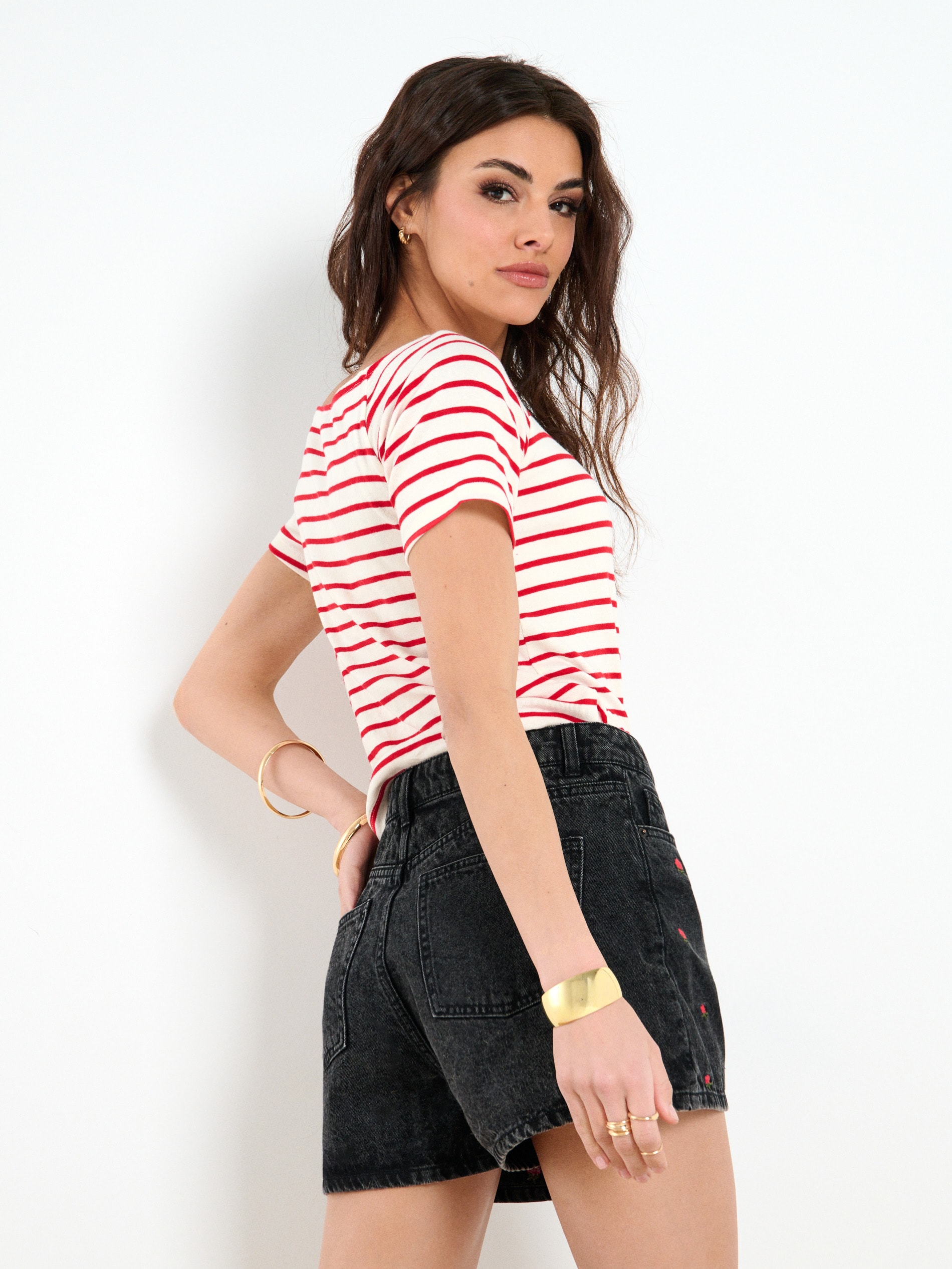 Szorty jeansowe high waist z haftowanymi różyczkami