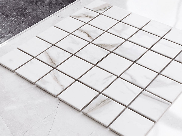 Mosaïque en céramique R10 sur maille pour salle de bain ou cuisine 30.5 cm x 30.5 - Marble Square