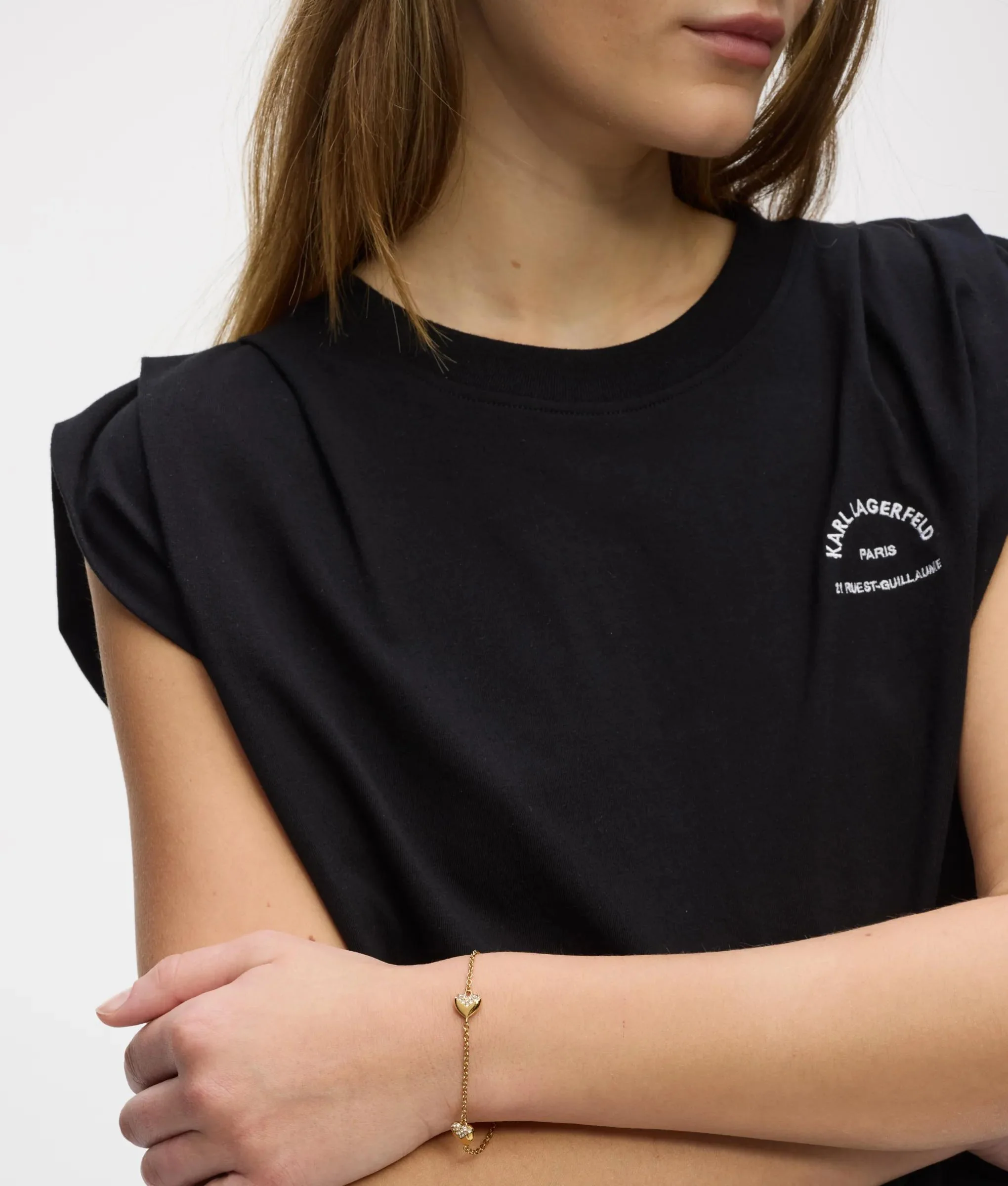 Bracelet avec plusieurs breloques en forme de cœur