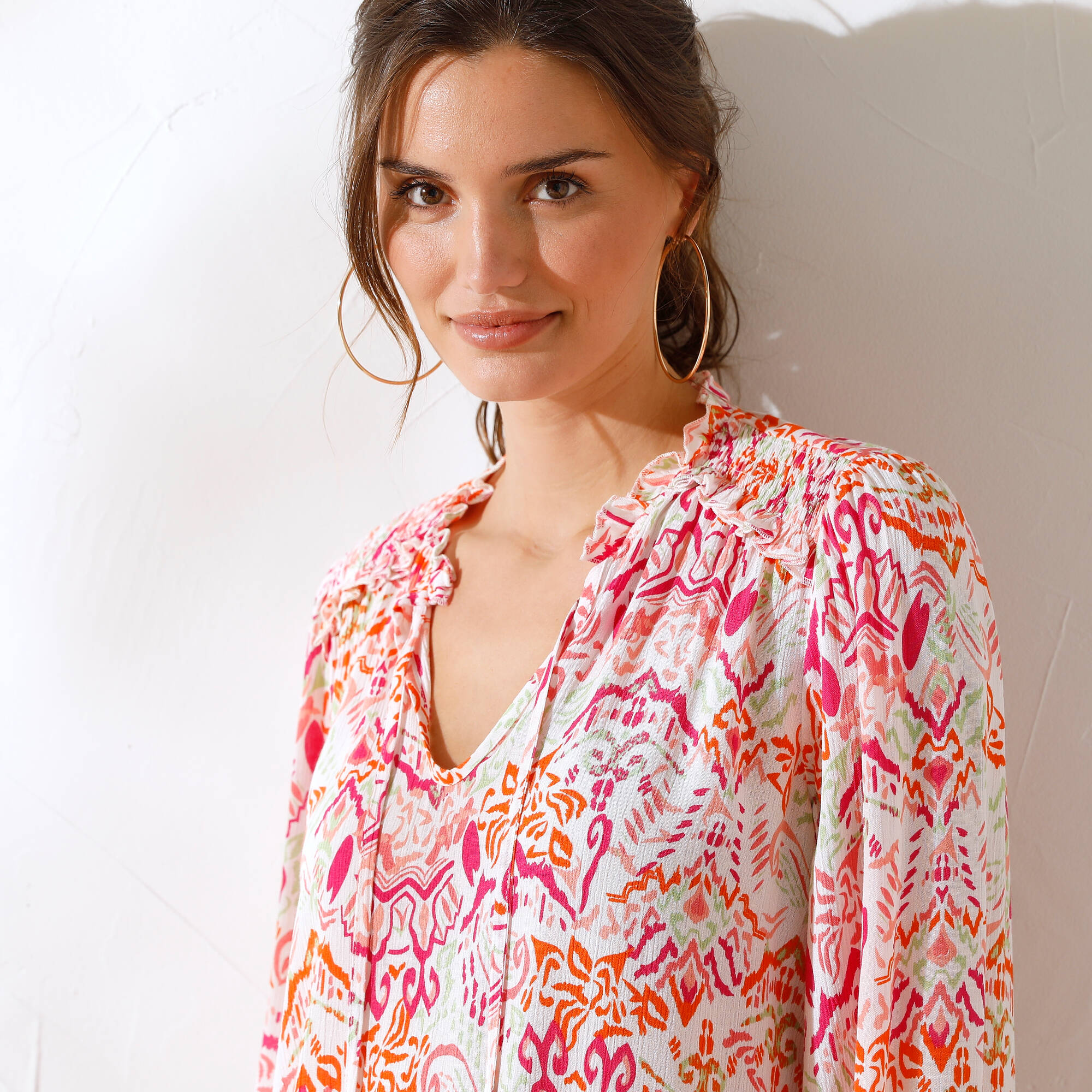 Blouse smockée col volanté, voile imprimée