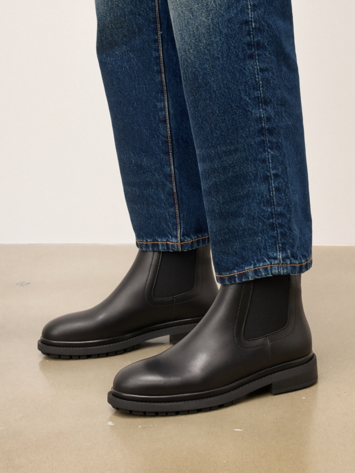 Timeless black-colored Chelsea boots
