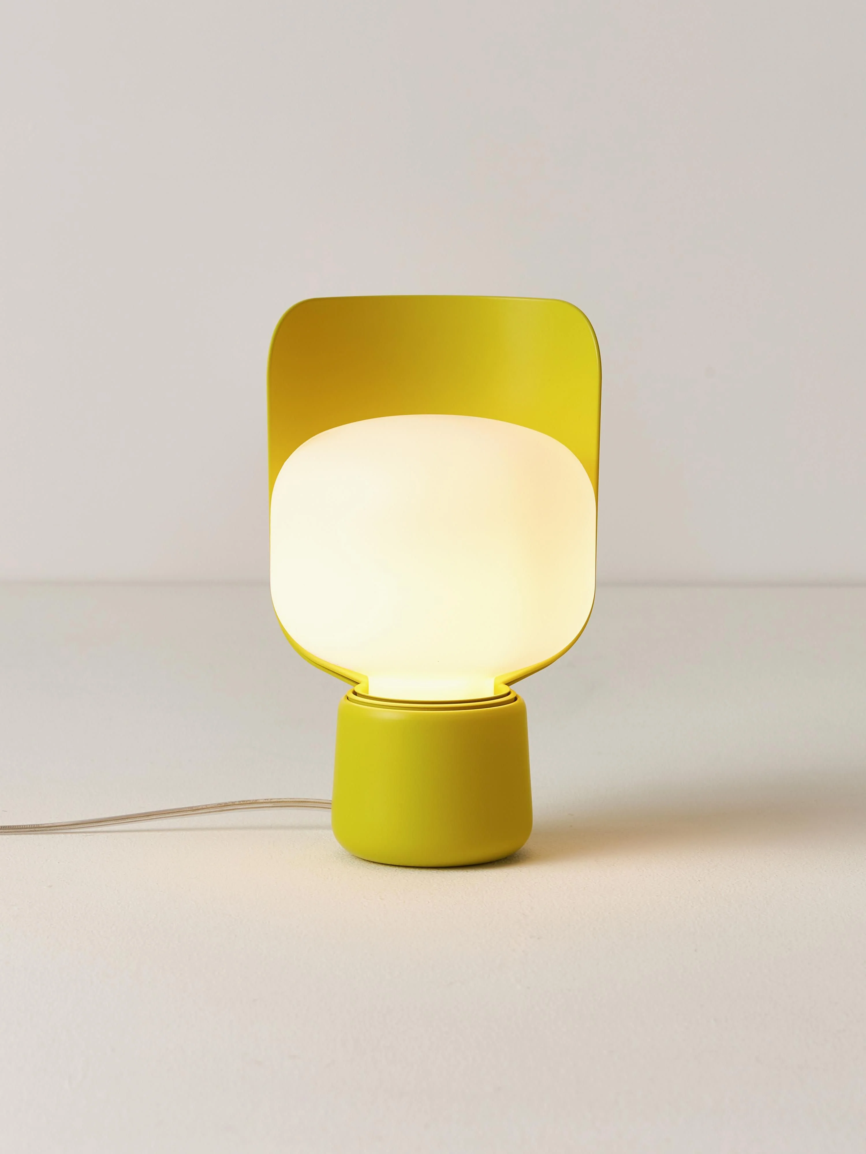 Kleine Tischlampe Blom, handgefertigt