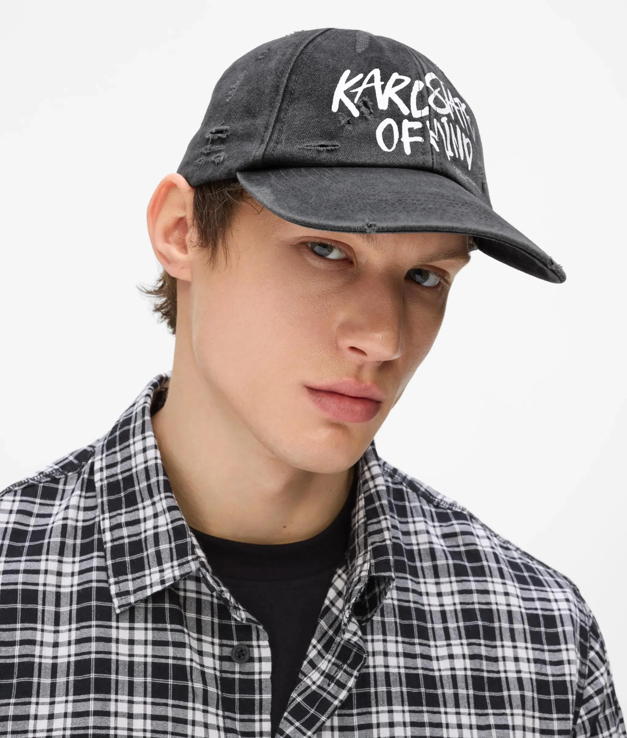 Casquette délavée avec citation Karl