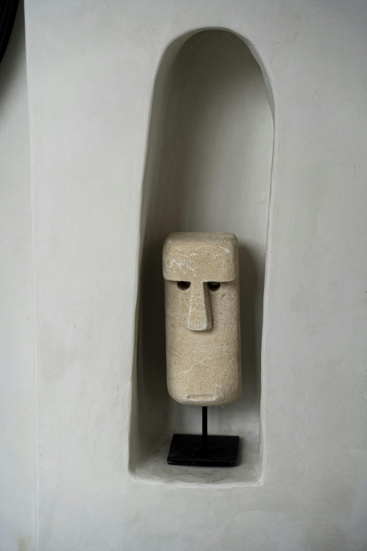 SUMBA - Statue en grès sur socle métallique