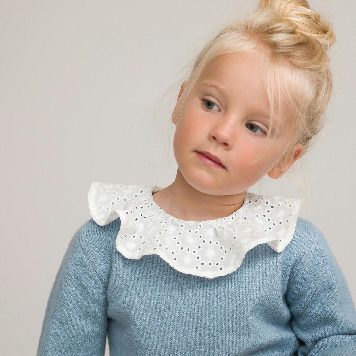 Pull fine maille, col volanté en broderie anglaise
