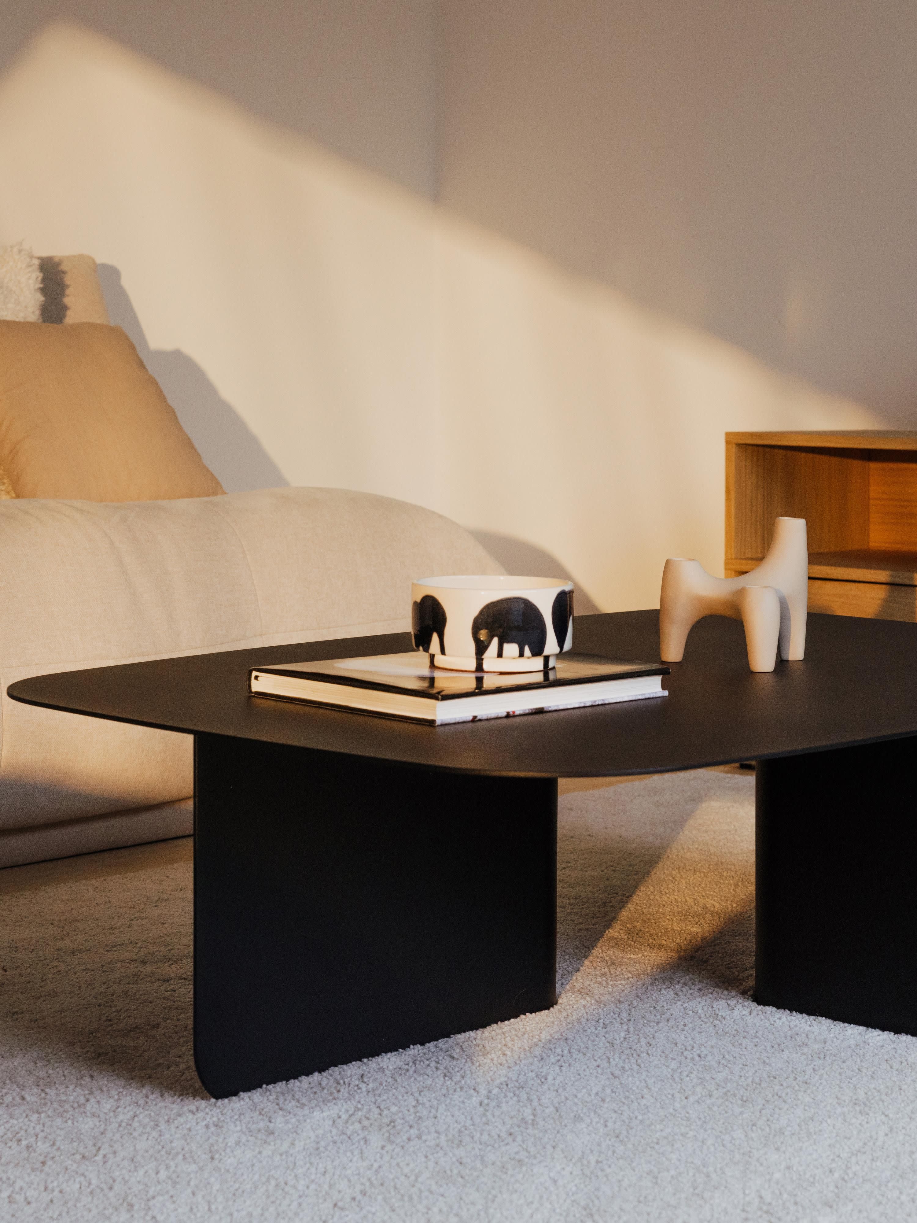 Handgefertigter Couchtisch Livia
