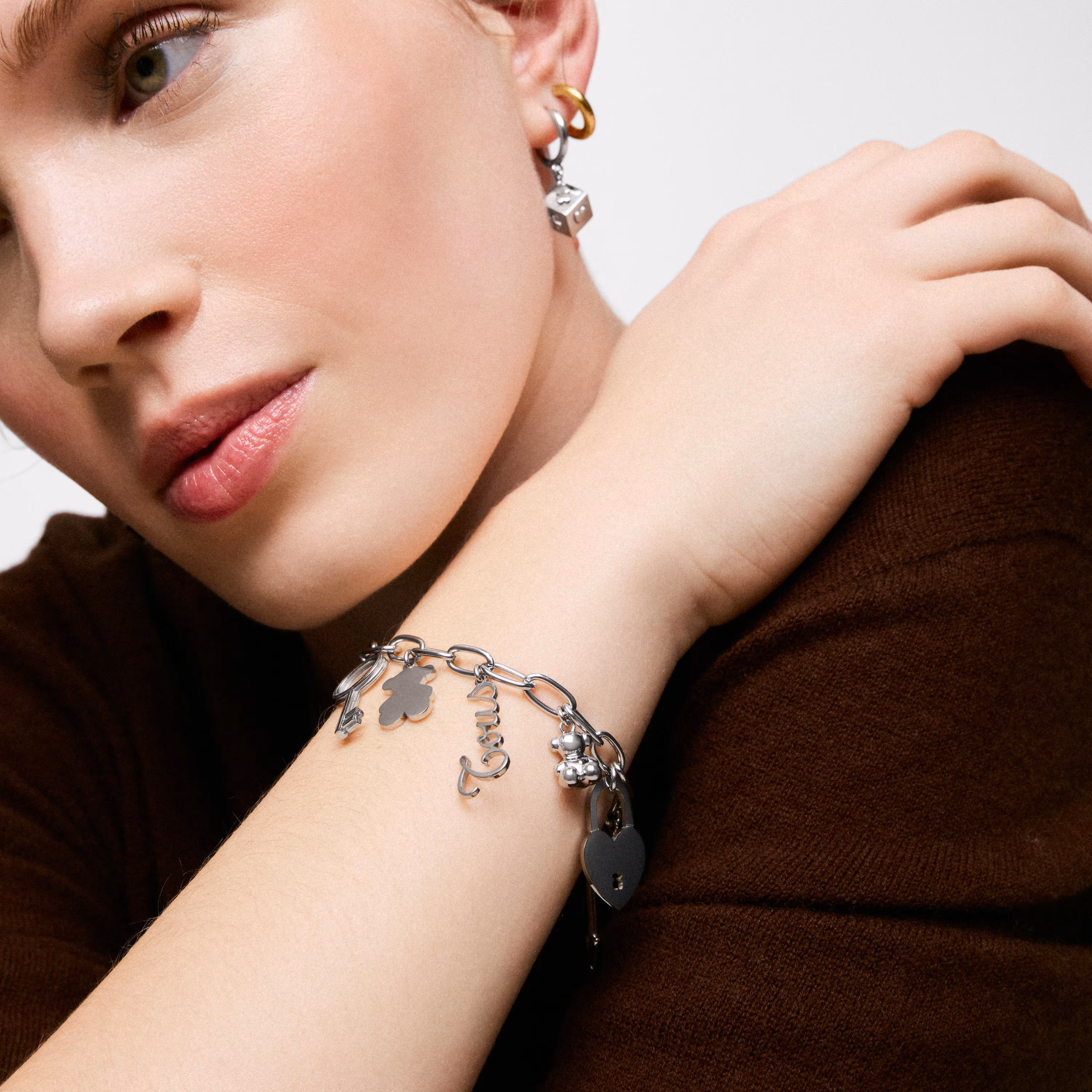 Pulsera de acero, perlas cultivadas y motivos colgantes TOUS Charming