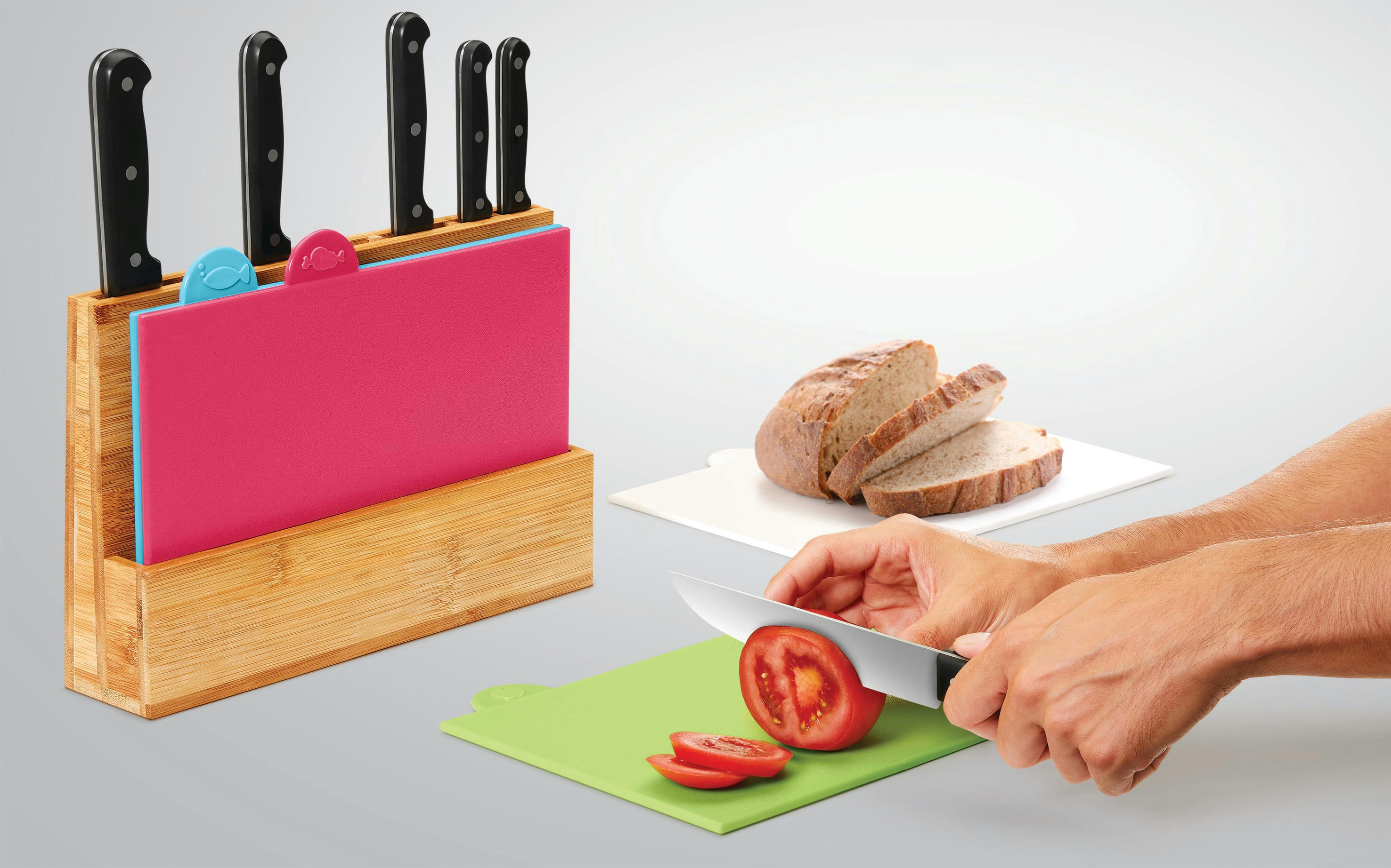 - 4 planches plastique plus support et porte couteaux bambou