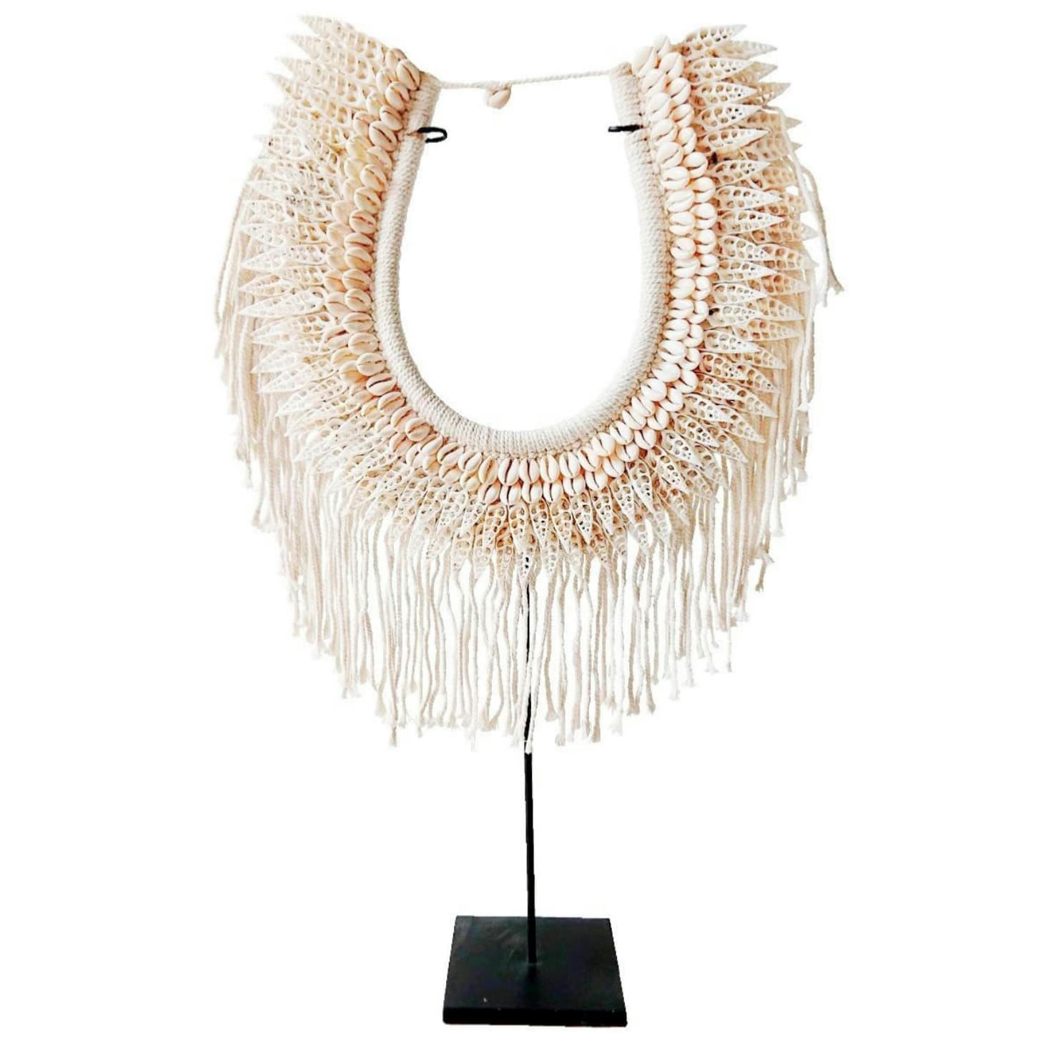 - Collier décoratif en marcamé et coquillages, blanc L35 x H55 cm