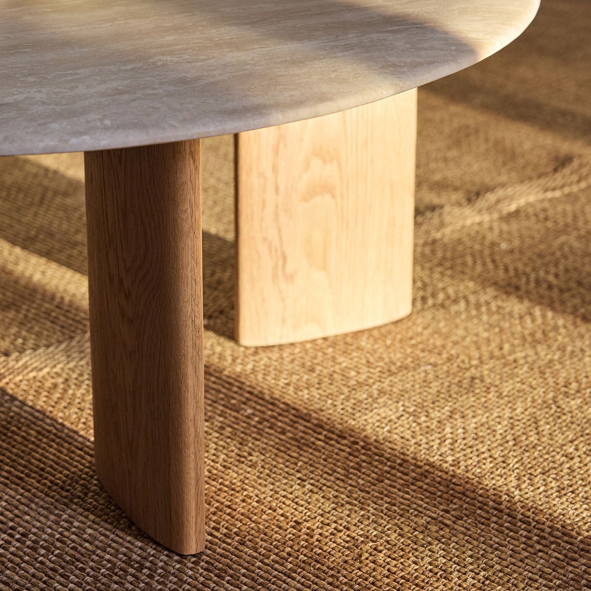ESTEVE - Table basse ovale en travertin et bois L80xl72,5xH32cm - beige