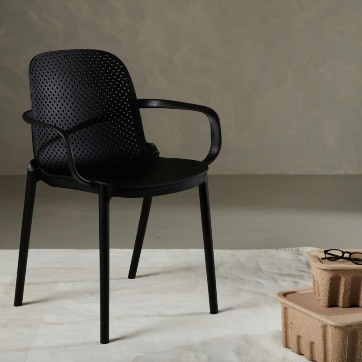 ISAIH - Chaise moderne en plastique durable noir