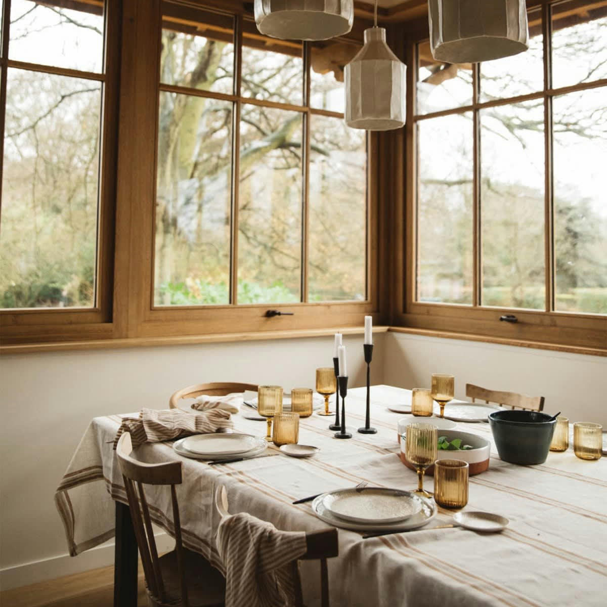 LA CABANE - Nappe en lin lavé fines rayures noir/crème 175x250