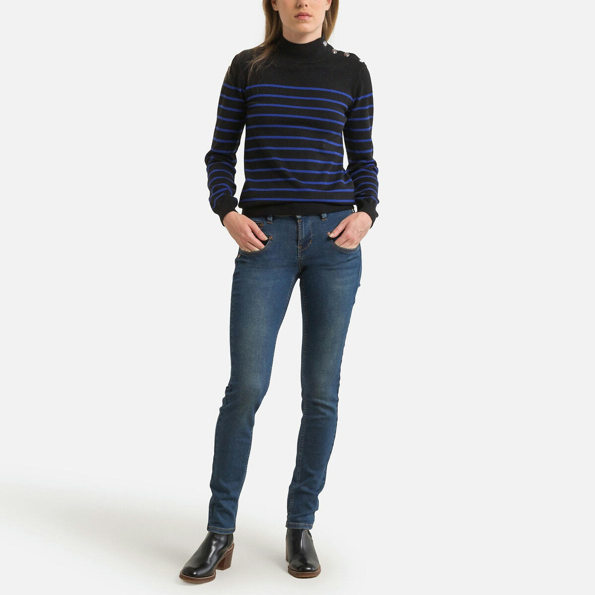 Pull rayé, col cheminée, détails boutons