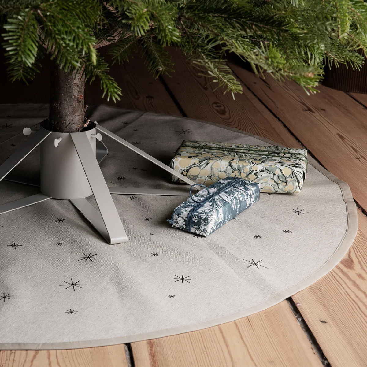 Ferm Living - Christbaum-Decke Ø 120 cm, Star / sand