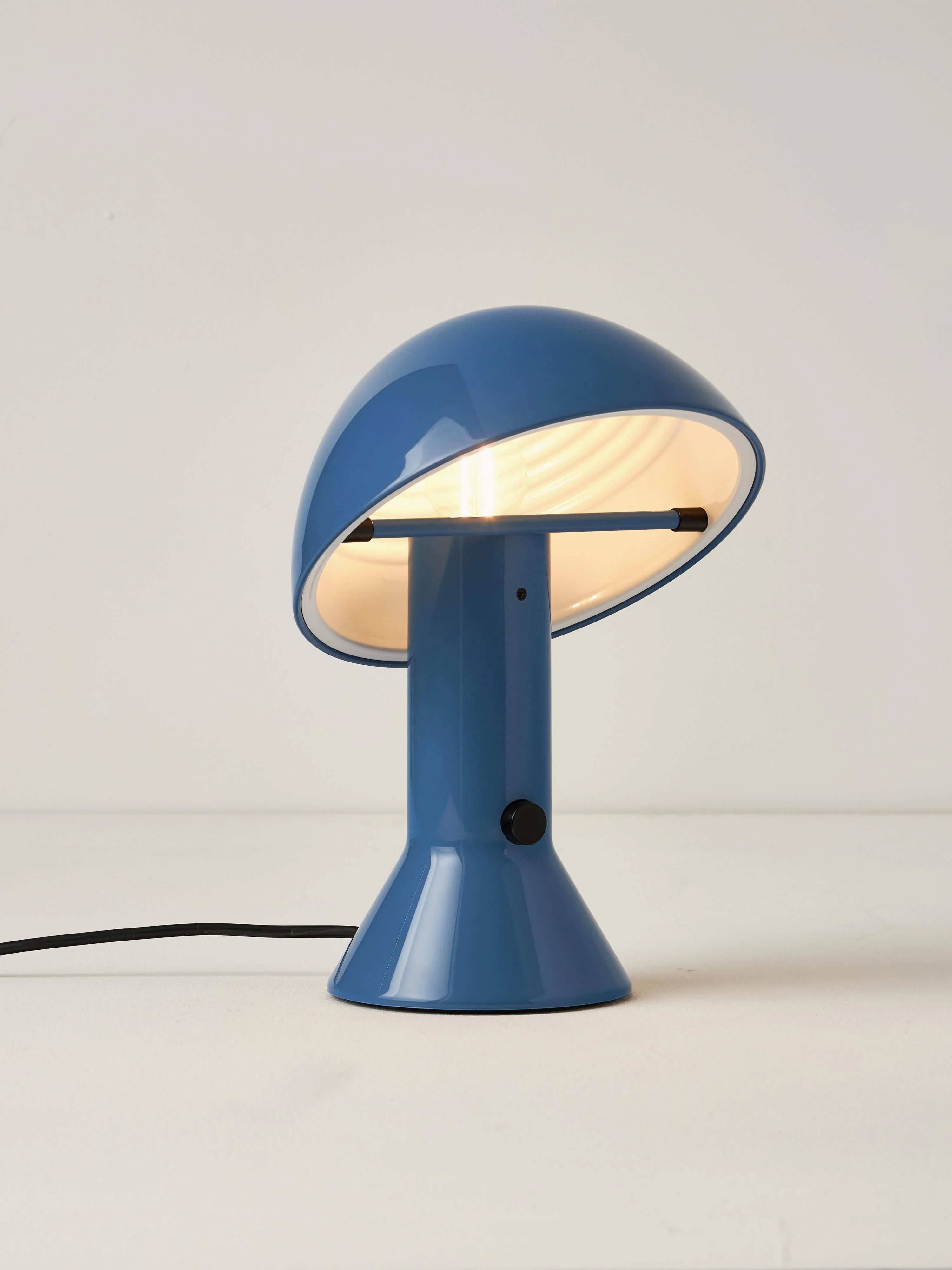 Kleine Tischlampe Elmetto mit verstellbarem Lampenschirm
