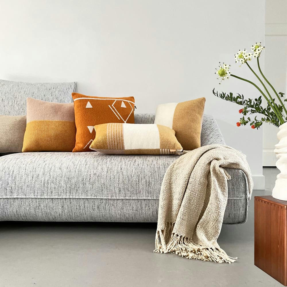 FESTIVITY - Coussin en laine jaune écru 45x45