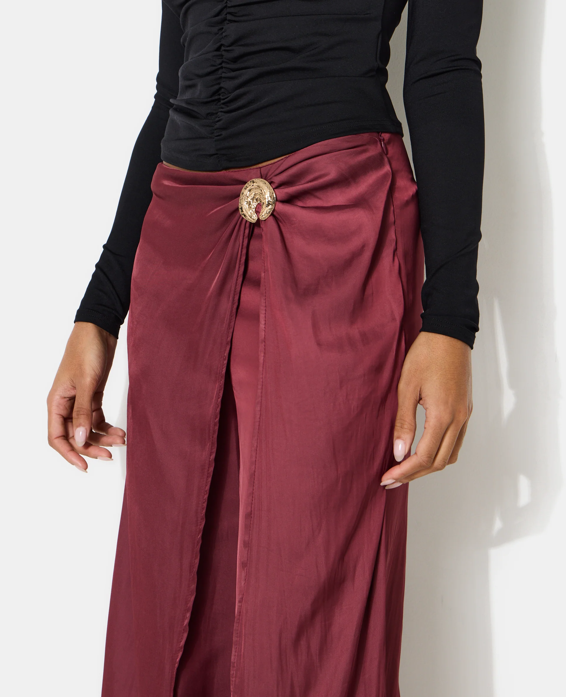Pantalon en satin effet portefeuille avec détail bijou