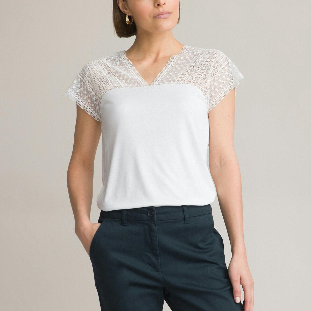 T-shirt col V, manches courtes, détail dentelle