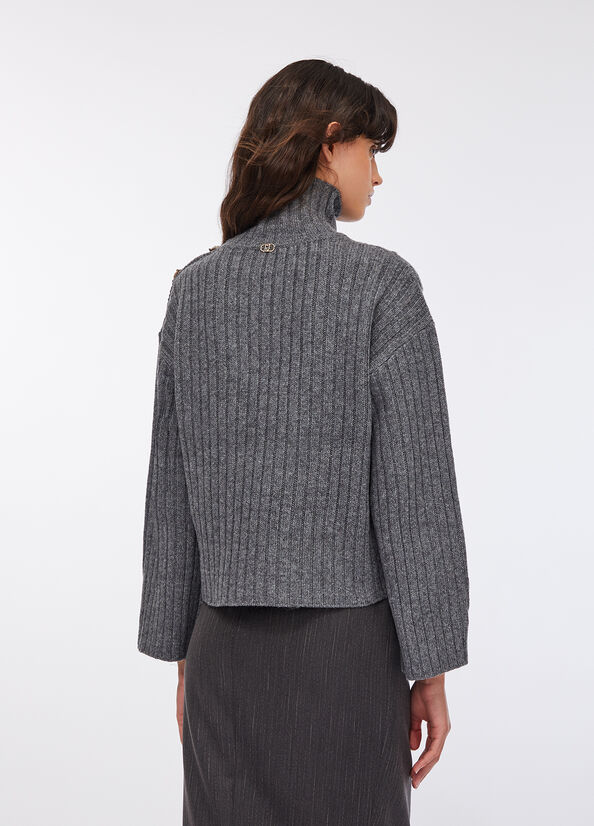 Dolcevita in lana con bottoni gioiello