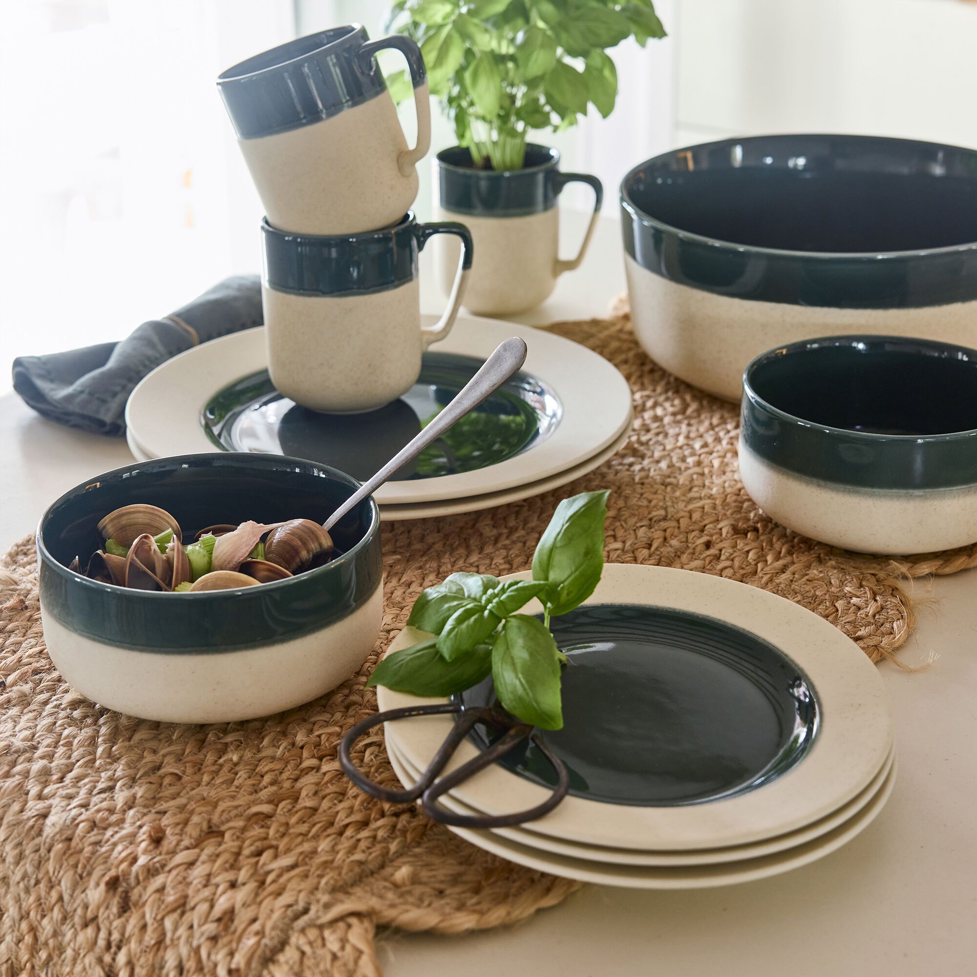 TROIA - Assiette plate en grès D27,5cm - vert oyat