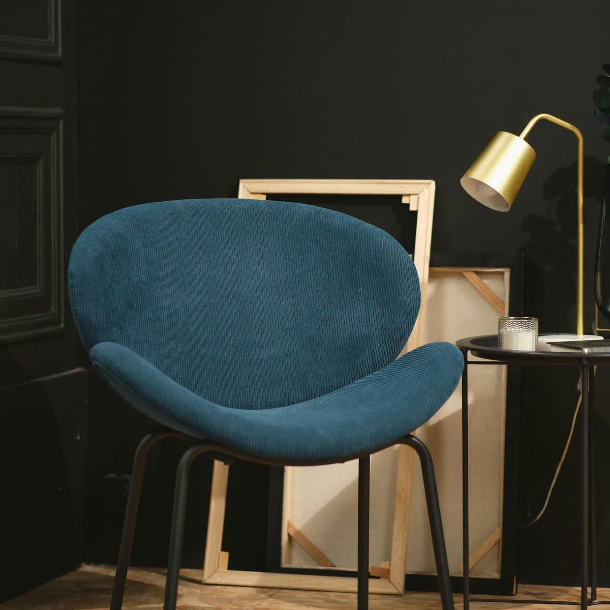 COZY - Fauteuil arrondi en velours côtelé bleu et métal
