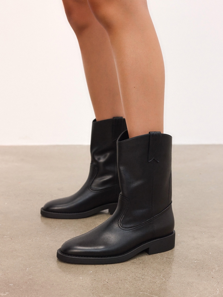 Slip-on black leather boots
