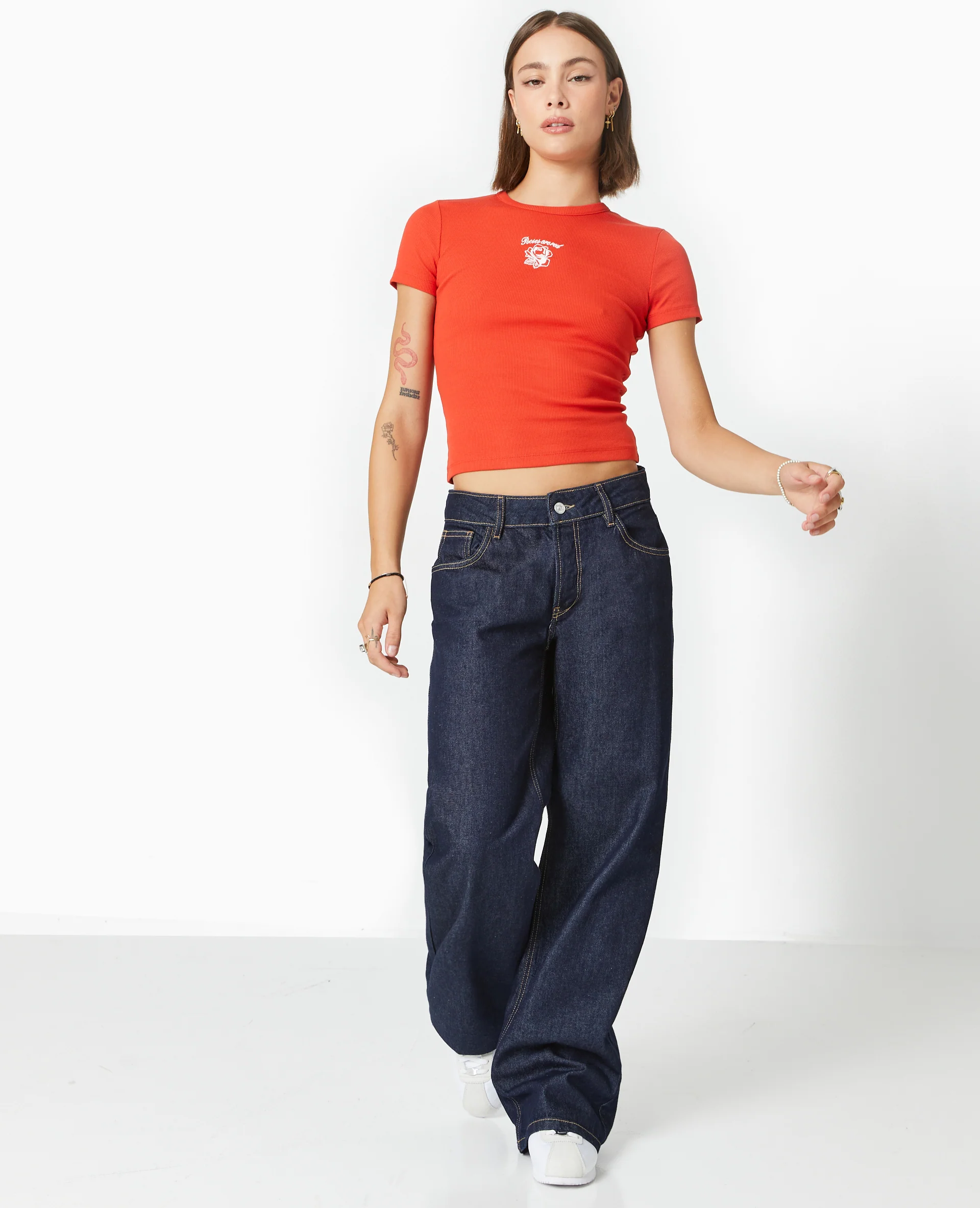 T-shirt en maille côtelée avec broderie