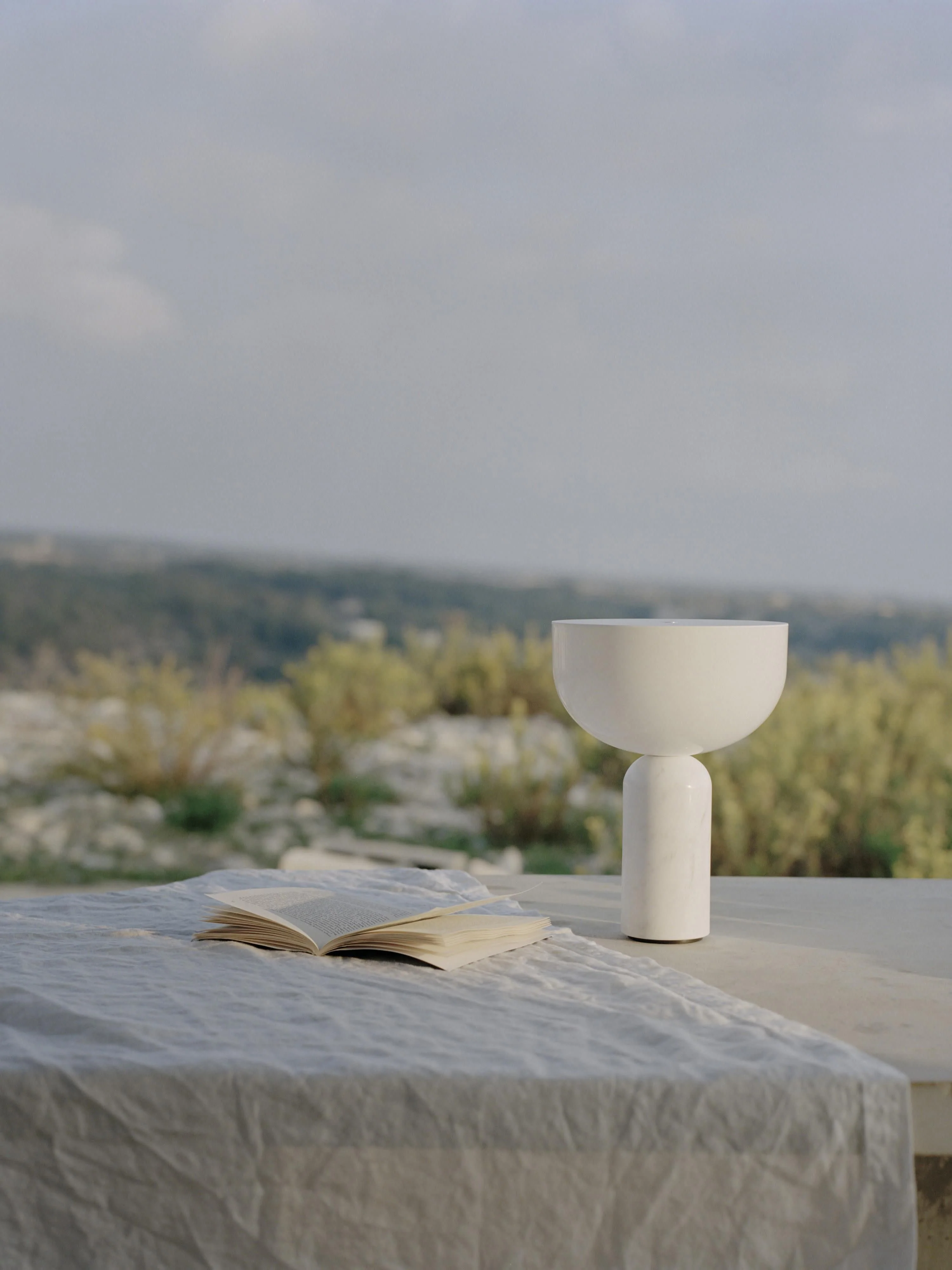 Kleine mobile LED-Tischlampe Kizu aus Marmor, dimmbar